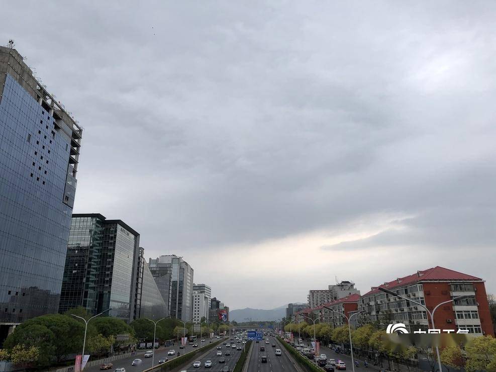 北京上空层云密布变幻万千如水墨画