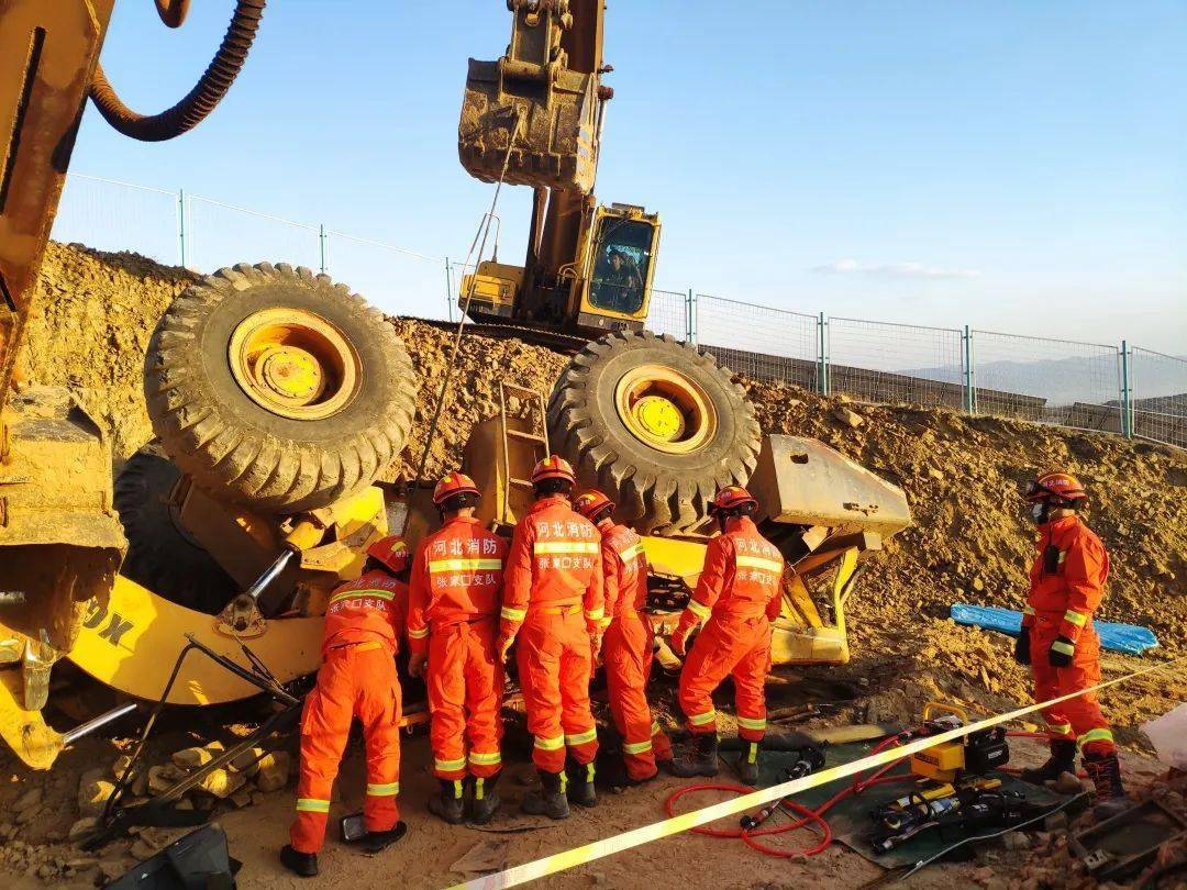 紧急救援铲车侧翻一人被困