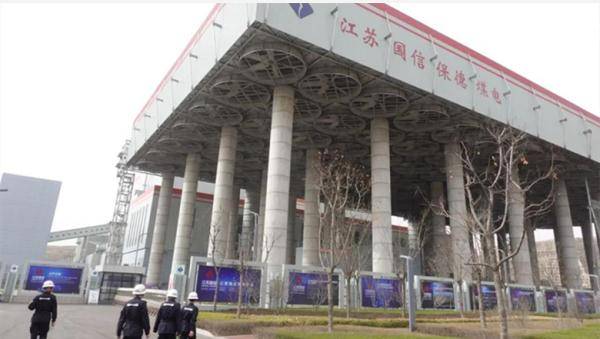 仅30公里的荒凉山原里,屹立着一座占地400多亩的电厂——苏晋保德电厂