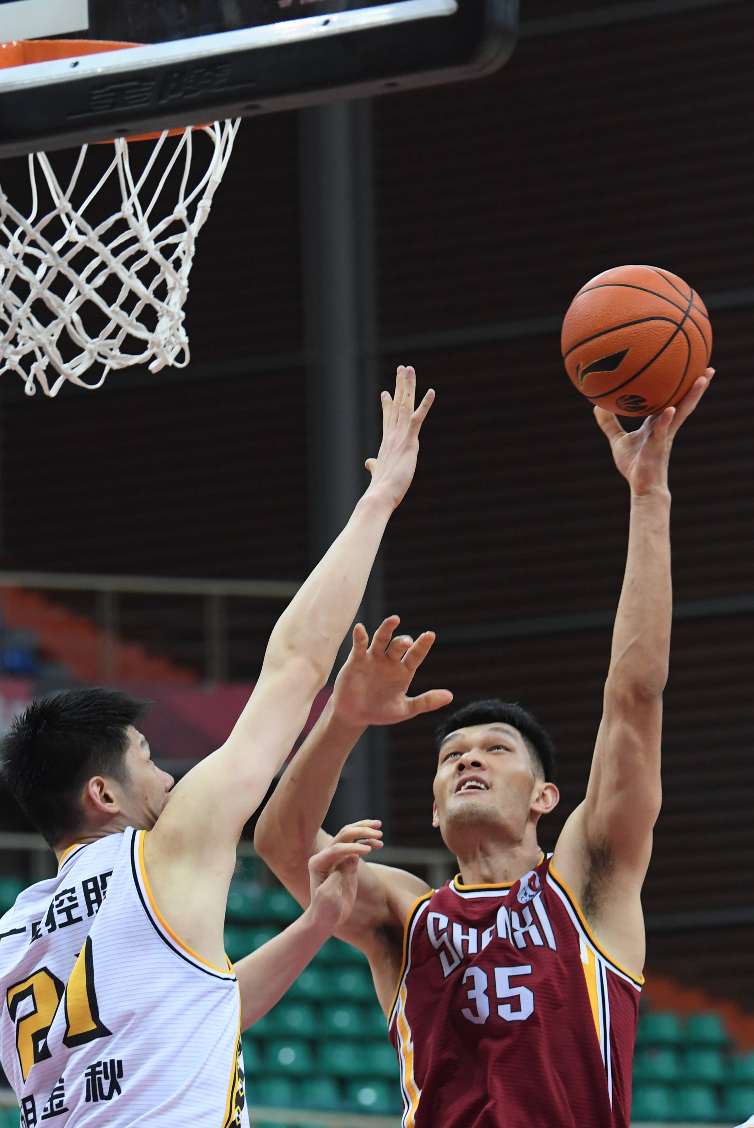 4月12日,山西汾酒股份队球员葛昭宝(右)在比赛中投篮.