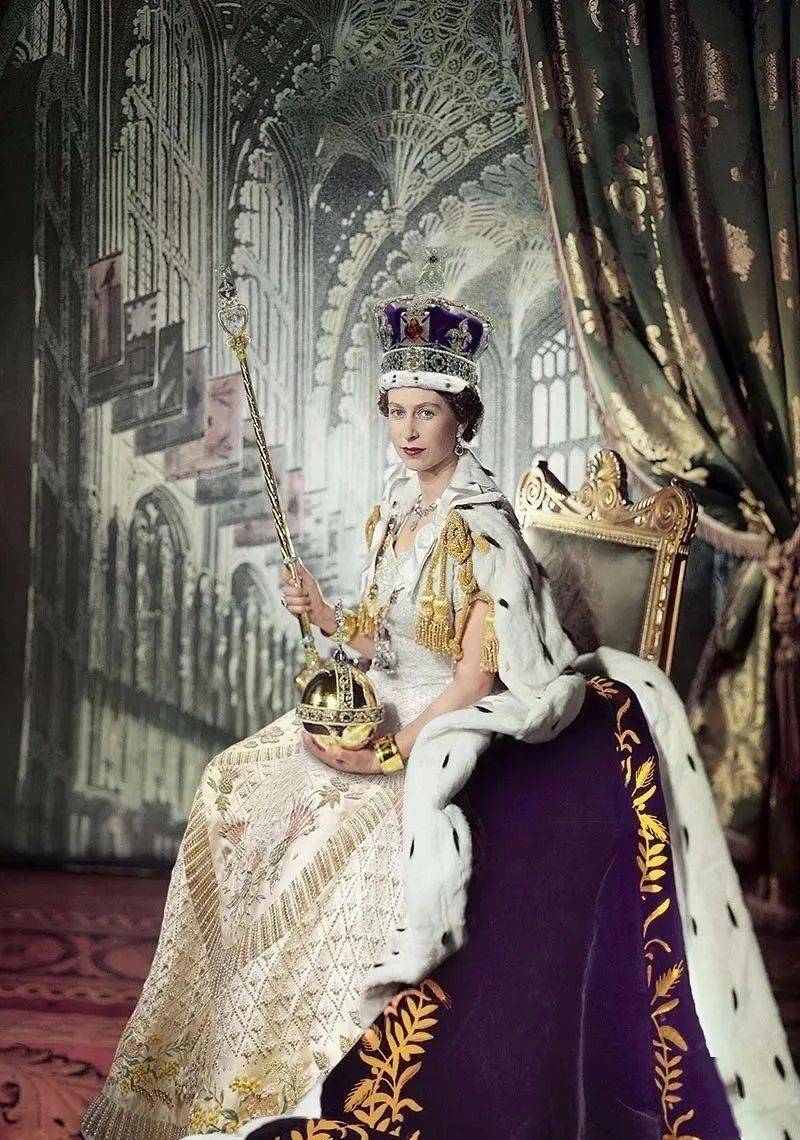 手里拿的权杖名为英王权杖,上面最大的钻石名为"非洲之星",重达530.