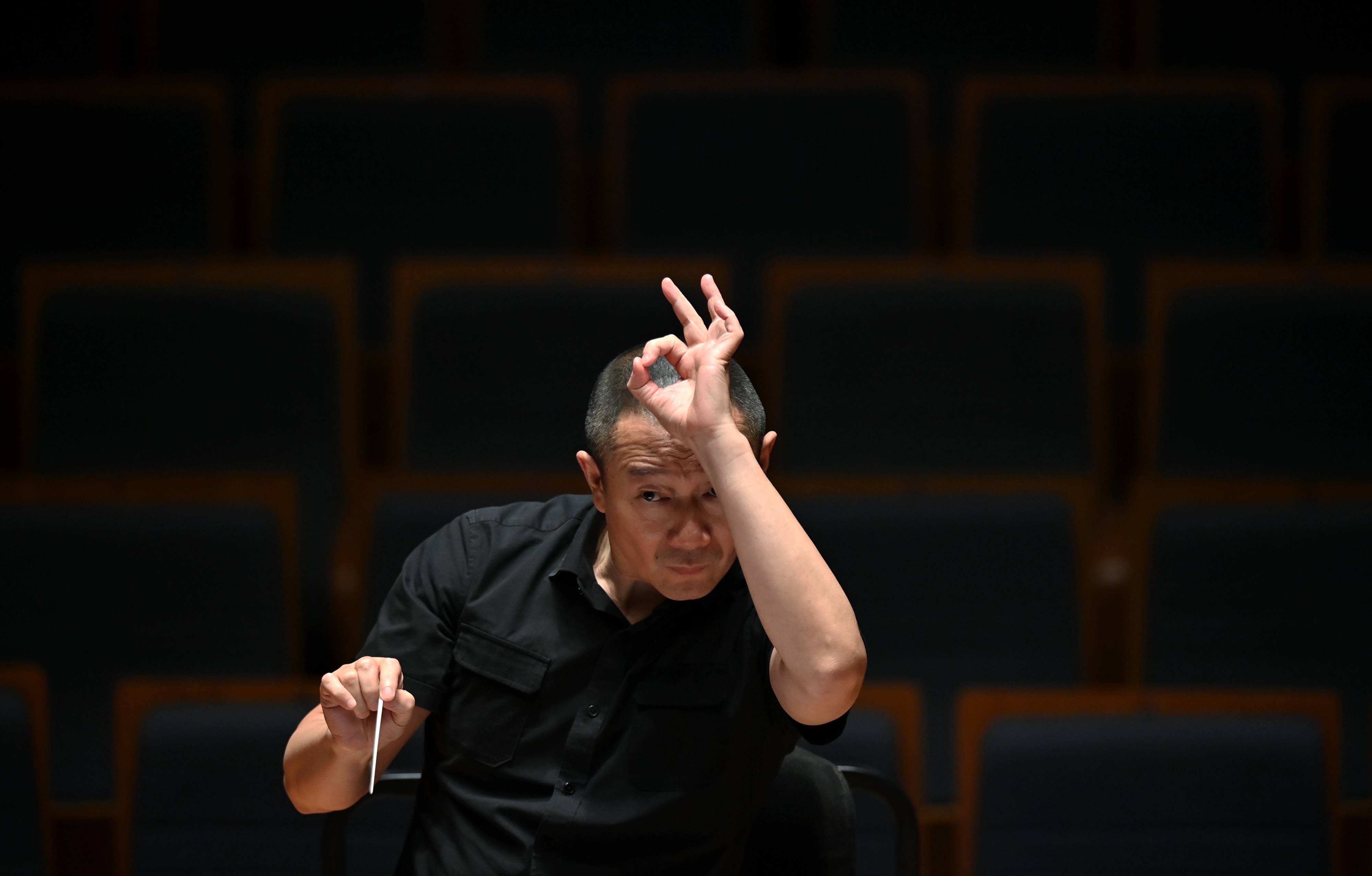 西安交响乐团荣誉艺术总监,首席客席指挥谭盾指挥西安交响乐团进行