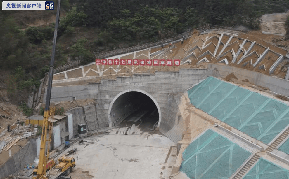 4月8日下午,随着一声炮响,兴(国)泉(州)铁路将军寨隧道顺利贯通,标志