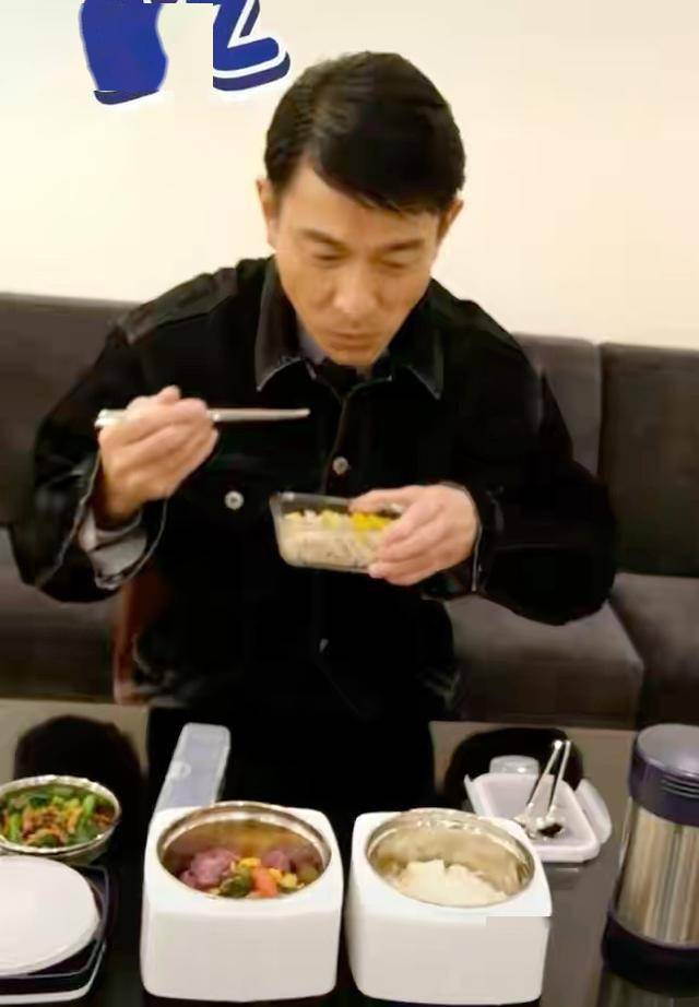 59岁刘德华晚餐曝光!三菜一汤全素食 与工作人员亲切问好毫无明星架子