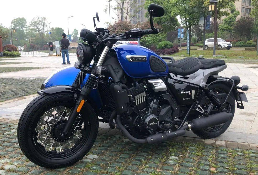 按照侉子摩托车的骑行方式,以及使用场景,长江摩托车使用的这颗700cc