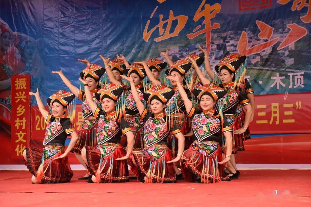 南与云南省广南县坝美镇者烈村接壤,西与那佐苗族乡弄合村毗邻,距乡府