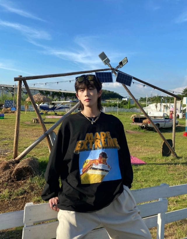 温精灵新男友头发凌乱花臂瞩目被吐槽非主流,温精灵却很喜欢还喊其"