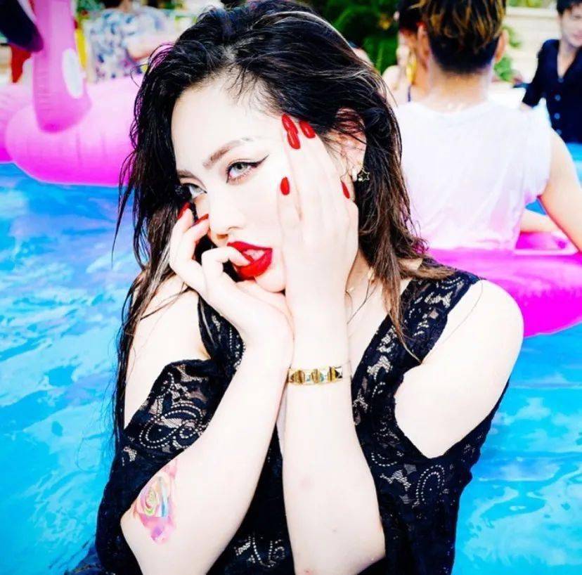 并在日本长大,是一名会说流利的日语,韩语以及英语的日韩混血歌手