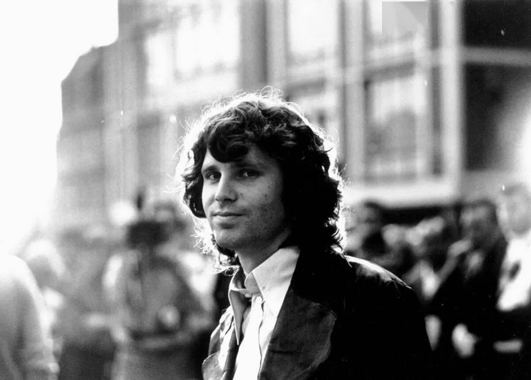 大门乐队主唱 jim morrison 被誉为最酷的摇滚偶像27 岁时因吸毒而死