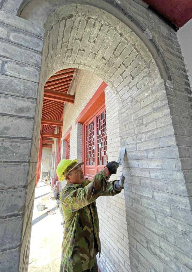 在现场负责施工的专家介绍,此次修缮城隍庙,将恢复古庙西耳房,整修