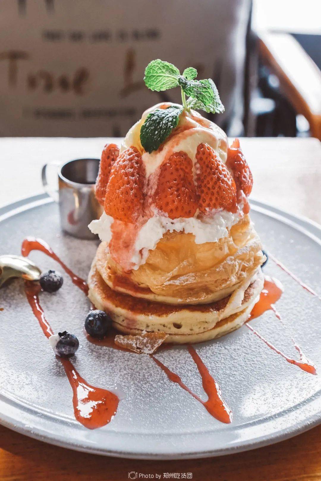 草莓冰淇淋松饼有颜有味的餐食★mr pancake house★02营业到23点,人