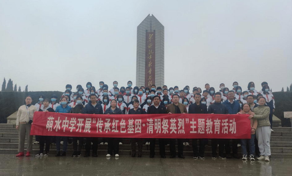 区各部门单位分别组织党员干部到淄博市烈士陵园,黑铁山抗日根据地