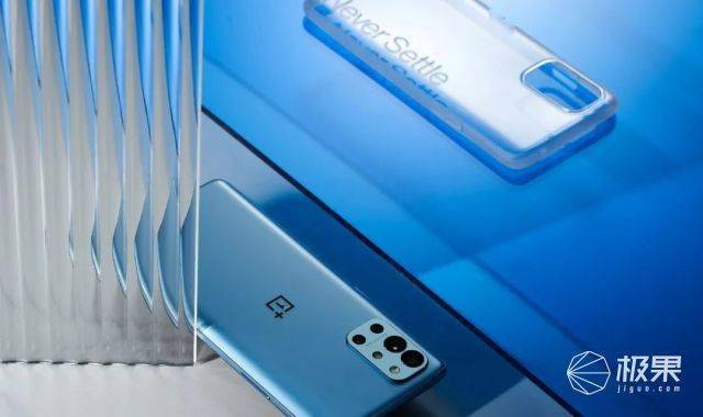 为了保持一致性,背面同样采用了玻璃电池盖和金属摄像头两种材质组合