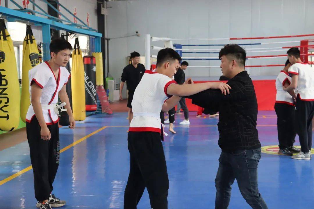 据了解,全国四大"跤城"之一的济南拥有深厚的中国式摔跤底蕴,刘广生