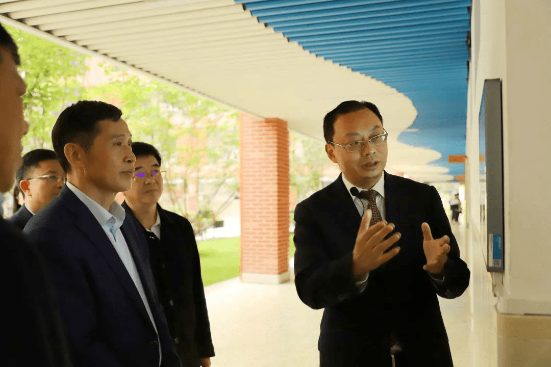 教育部副部长钟登华考察两江新区西南大学附属中学校