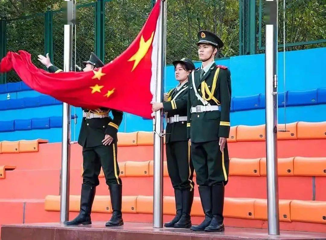 东林国旗仪仗队国旗下的白杨英姿飒爽