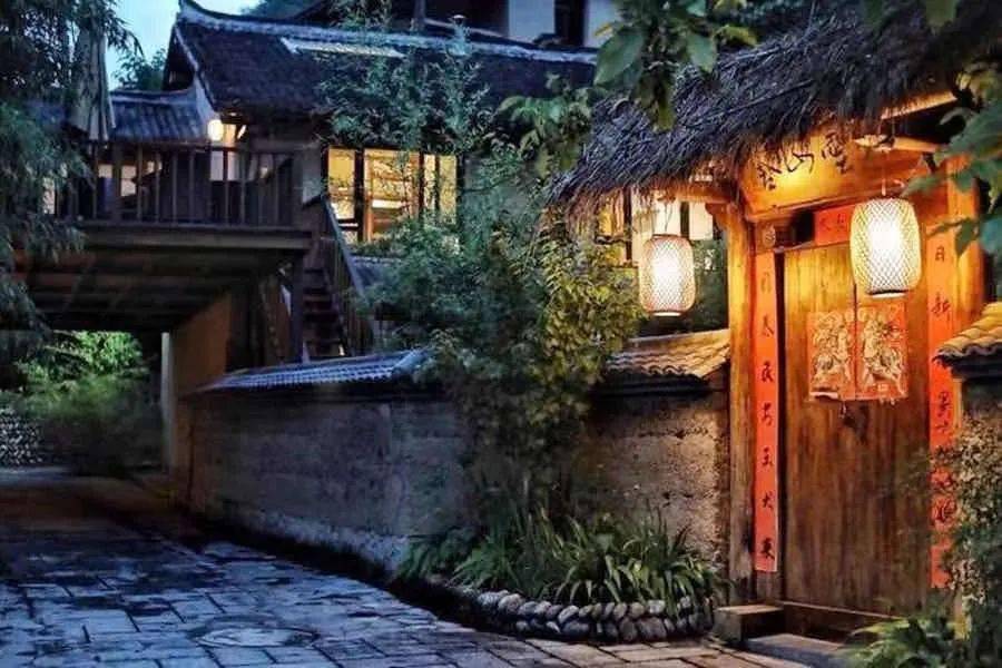 在偏于一隅的深山里,阳坡院子俨然是一处令人心醉如诗般存在的地方.