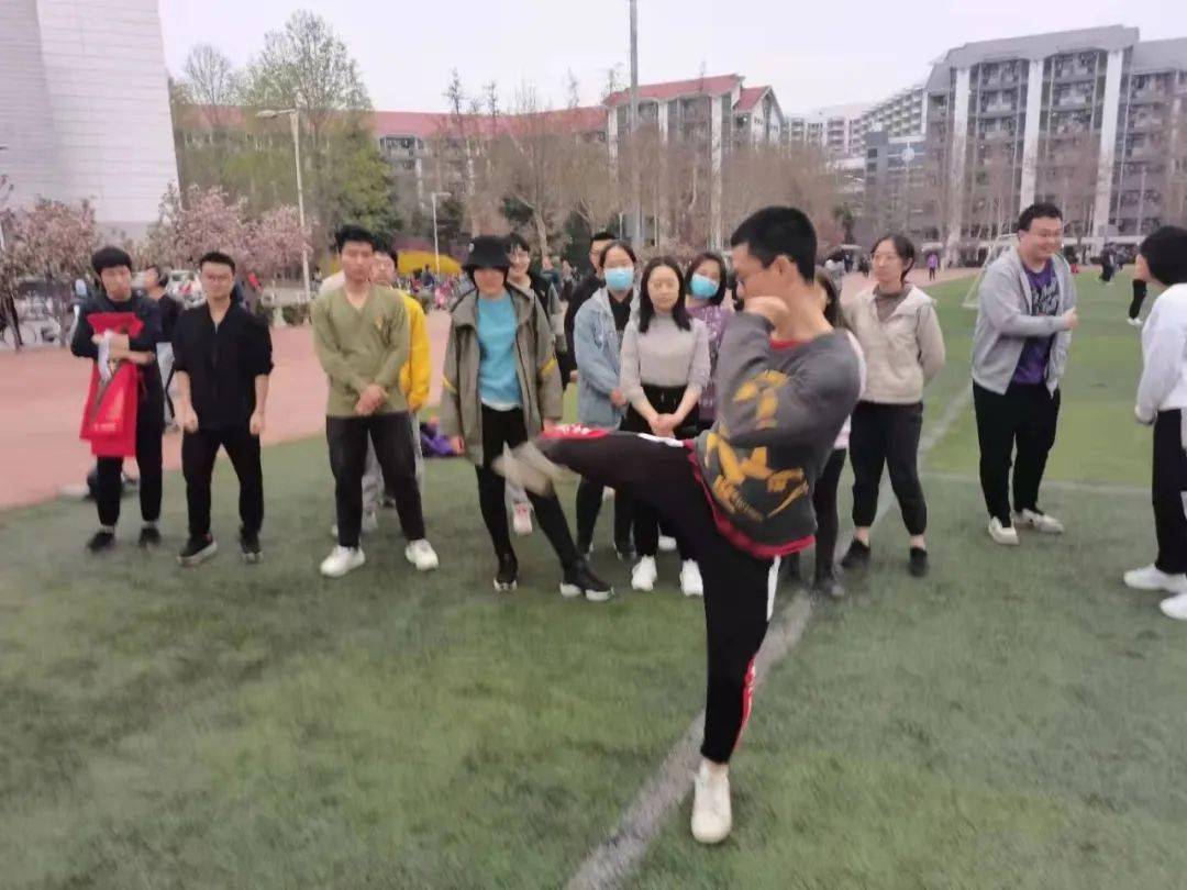 教练向同学们演示摔法,教同学们站架姿势散打班级训练营合影精彩瞬间