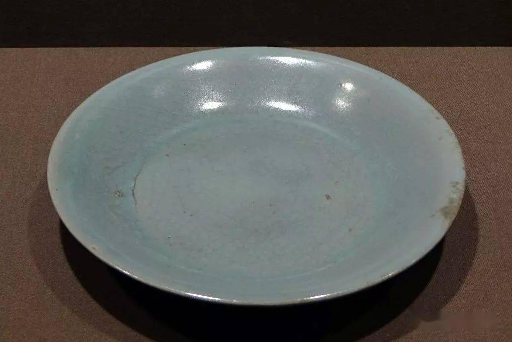 国家博物馆常年展出两件汝瓷其中的这件圆洗 属于故宫博物院从1958年