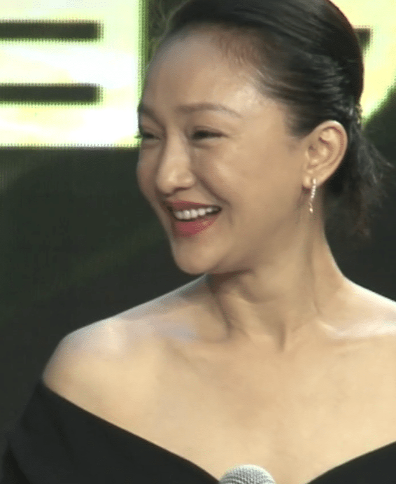 周迅工作的素颜照脸上凹凸坑洼还发福看状态真像有56岁