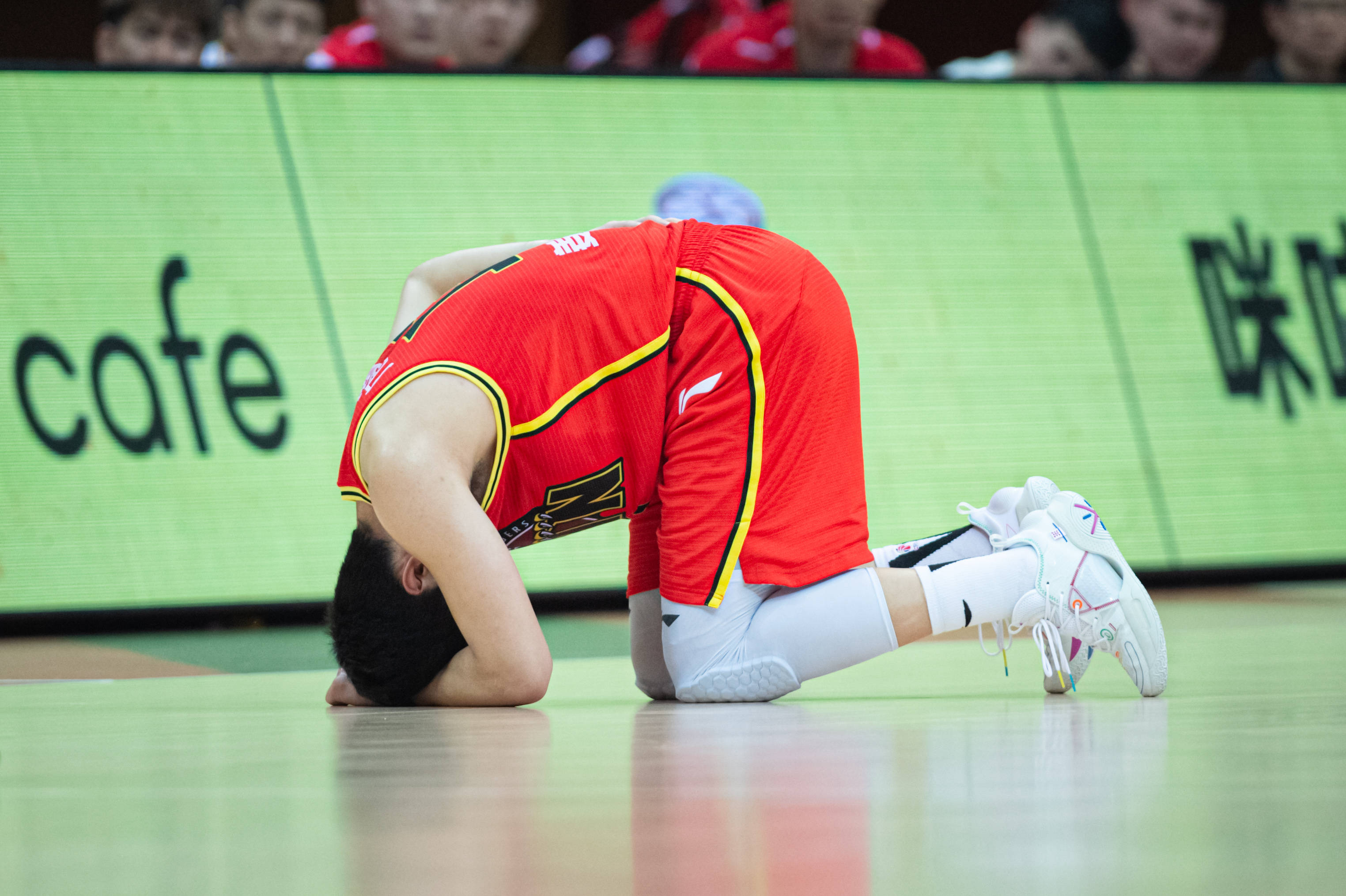 4月17日,吉林九台农商银行队球员姜宇星在比赛中受伤倒地.