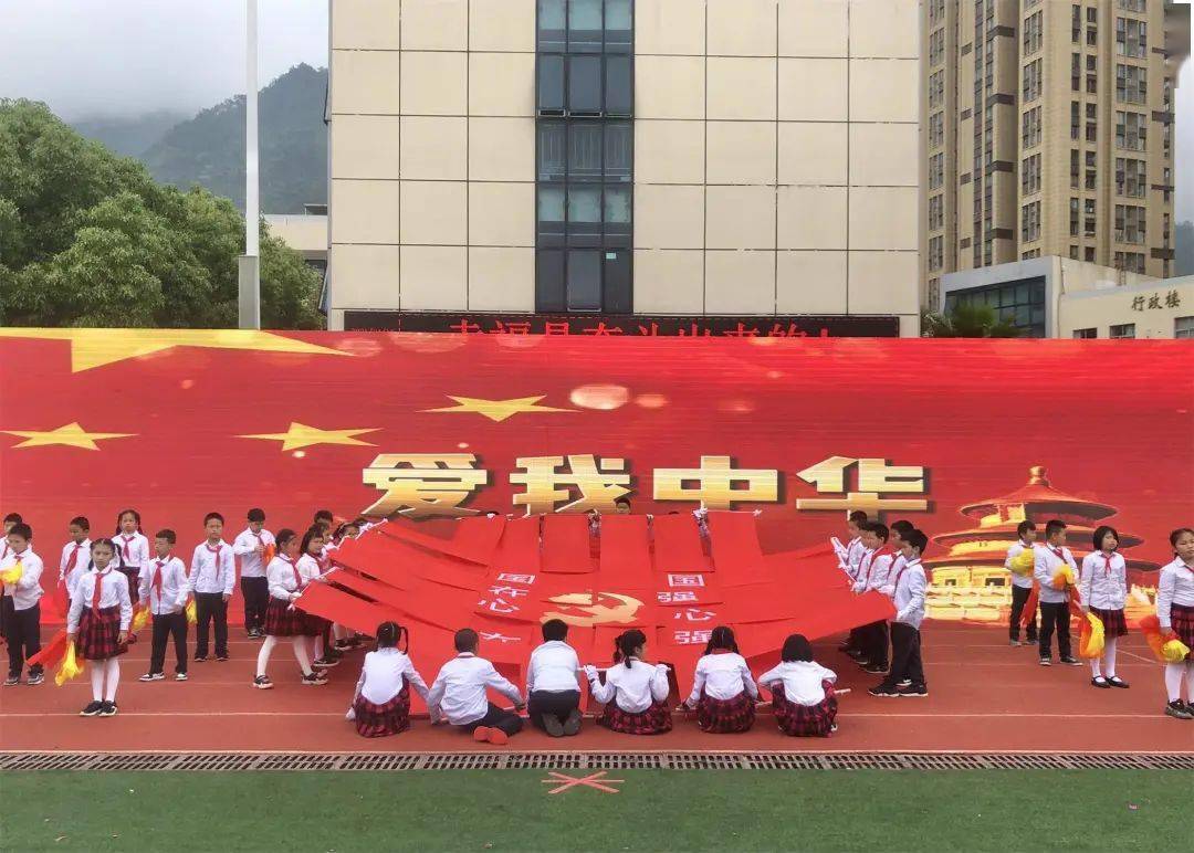 裁判员与运动员代表向大会庄严宣誓在师生们的期待中"红色长征健步走