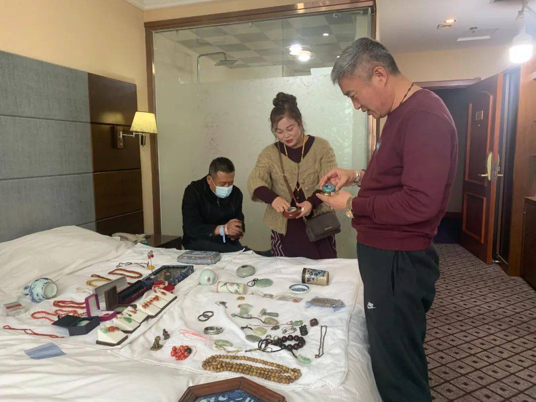 古玩地摊大集热度不减成交活跃