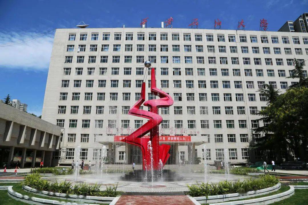 西马跑出新姿势一起打卡赛道沿线高校