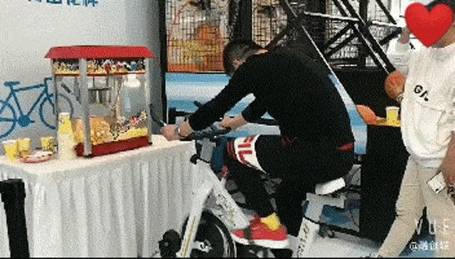 精彩自助可乐机,充气网红大熊,还将美好呈现欢乐娃娃机,单车爆米花