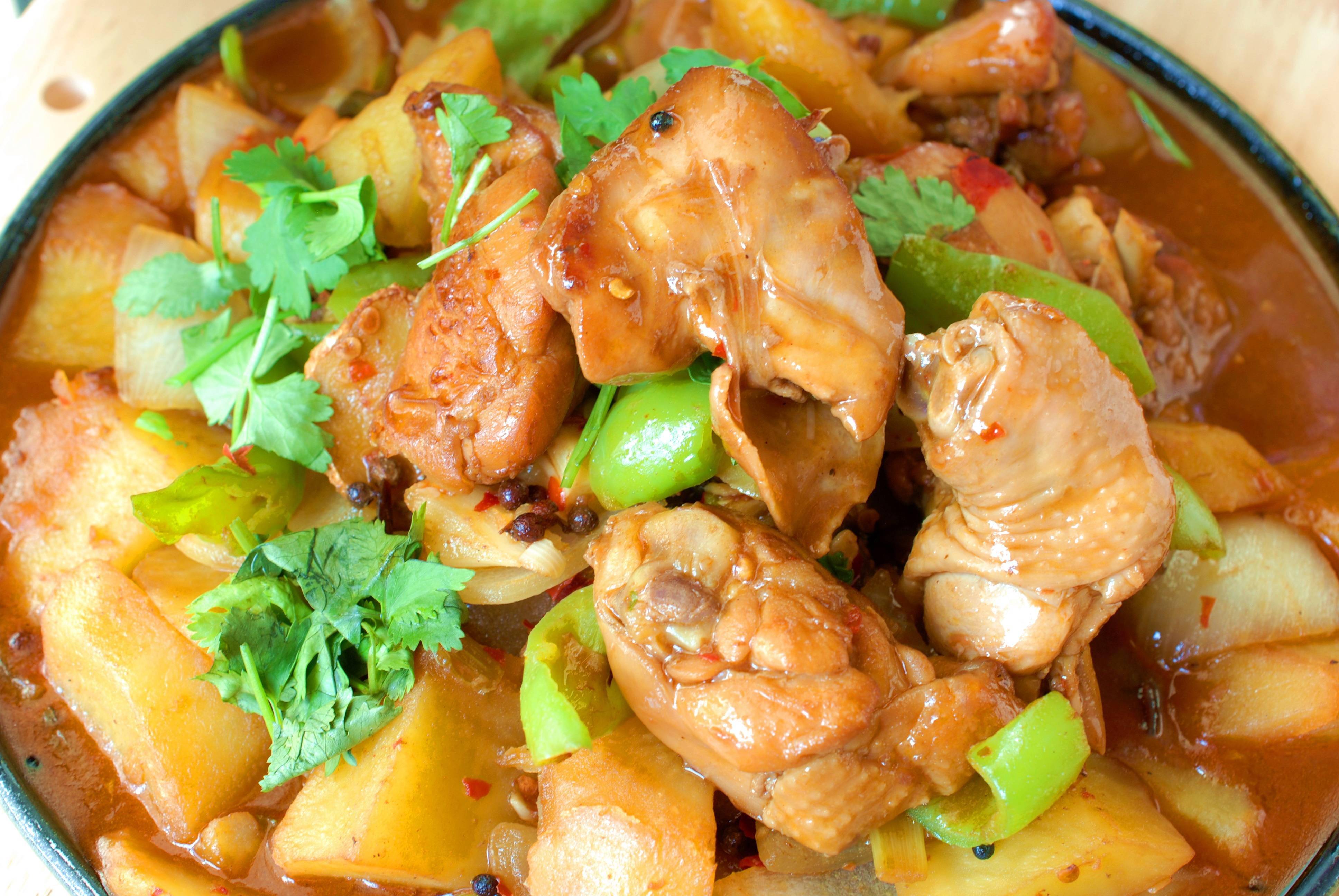 新疆人教你做正宗的沙湾大盘鸡鲜香麻辣配上皮带面太香了