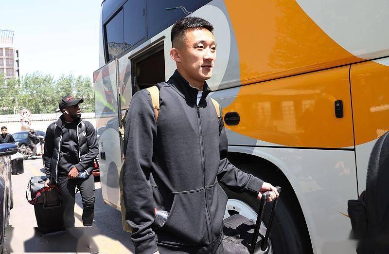 津门虎今日启程兵发苏州全队信心十足曹阳正同行