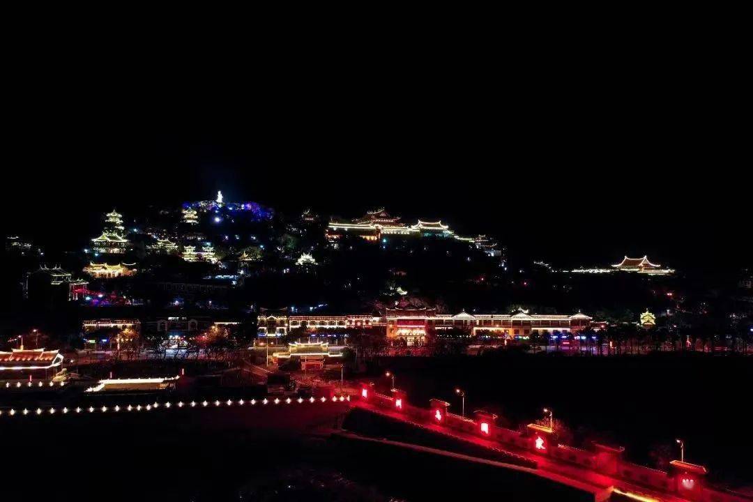 湄洲岛 世界第一座妈祖庙 ▲ 湄洲岛夜景 林春盛 摄 (体验地点:妈祖