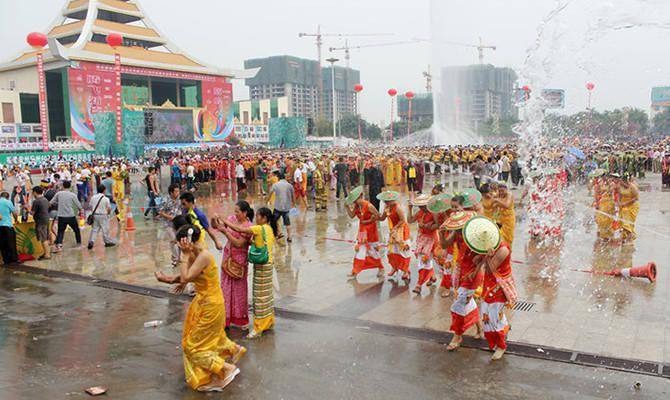 泼水节是傣族最隆重的节日,参与人数最多,云南傣族分布很广,很多地方