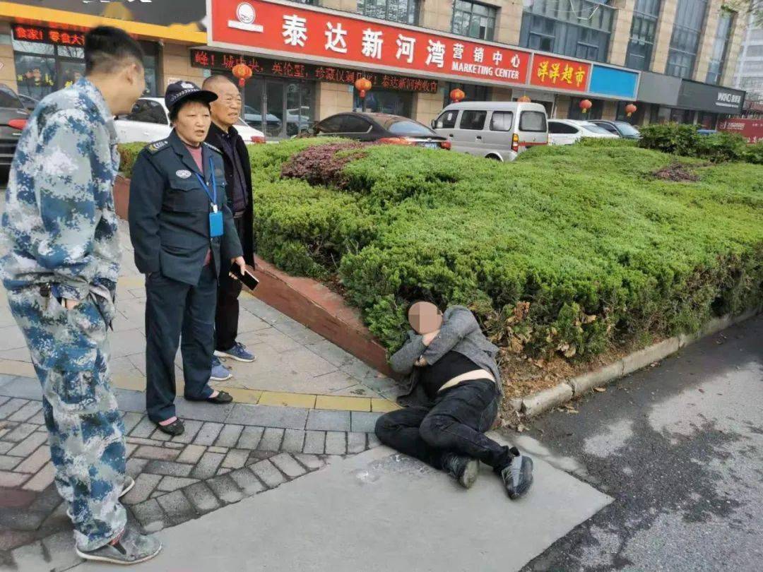 泰州男子在姜堰路边睡了一夜,原因让人.