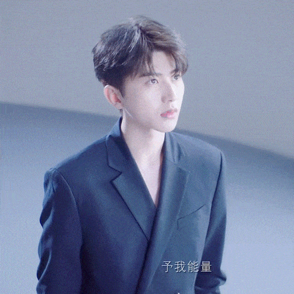 蔡徐坤全新cpb光耀大片公开以光耀当道焕变新生钻光