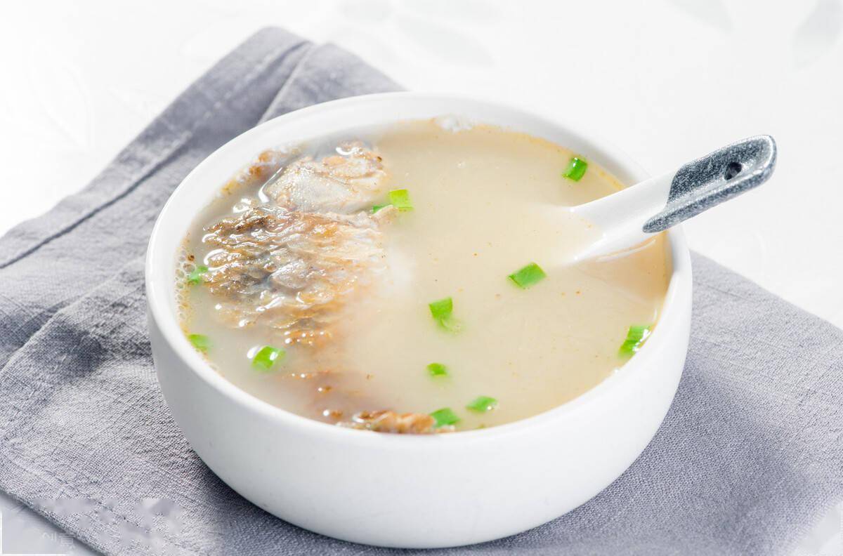 家常炖鱼汤告诉你关键的细节炖出的鱼汤又鲜又白还不腥