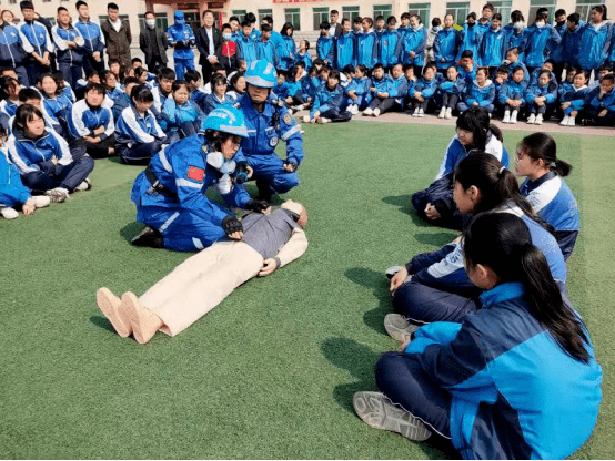 盖州东城学校举行消防应急疏散演练活动
