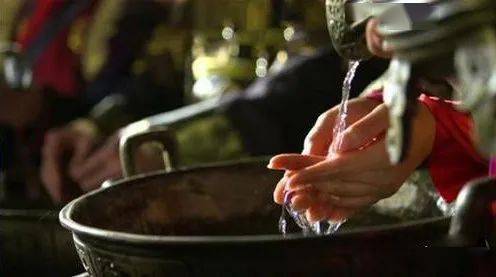 礼”，其中的沃即是以匜浇水于手，盥则是洗手、洗脸，盘用来承接弃水。