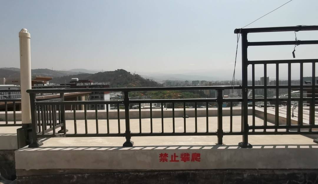云求助丨8岁男孩从20楼天台坠亡 家长:电梯无监控录像,天台设计有隐患