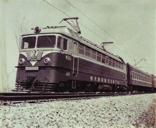 韶山1型电力机车:推动中国铁路机车现代化的火车头