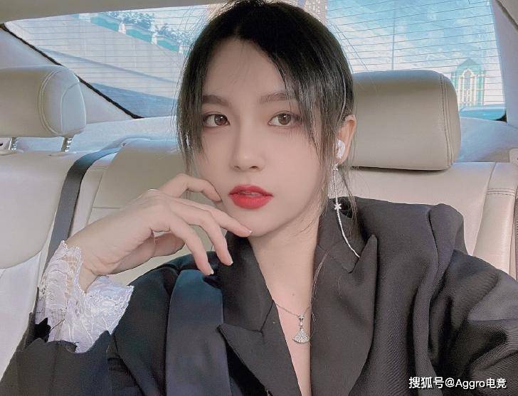 rita远古照片被扒出,对比现在简直判若两人,是悄悄整容了吗_余霜