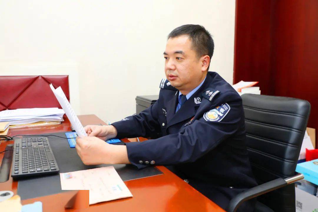 默默捐资助学20年仙桃民警张浩好样的
