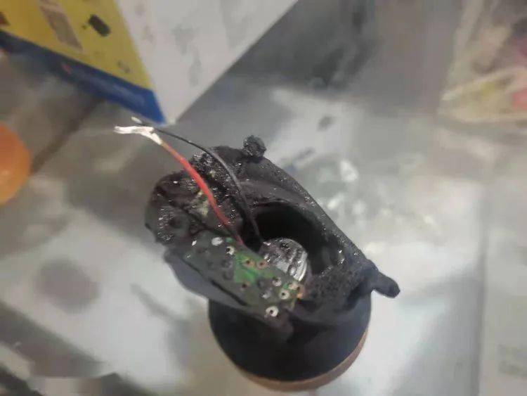 险!昨晚苏溪一店面手电筒充电爆炸引发火灾