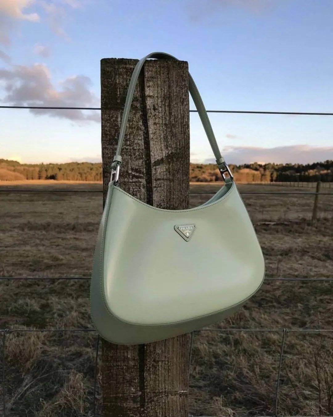 prada | cleo推荐大家买这对儿耳钉百搭的prada式时髦