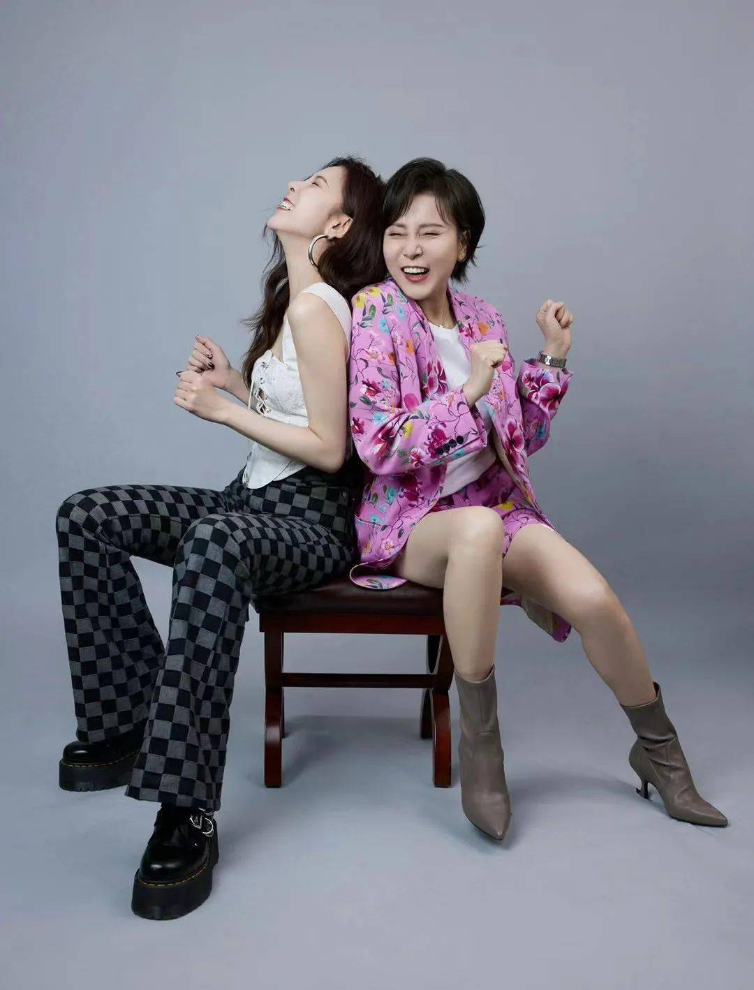 要说《妈妈你真好看》这个节目,宋妍霏和晓晓女士这对颜值颇高的母女