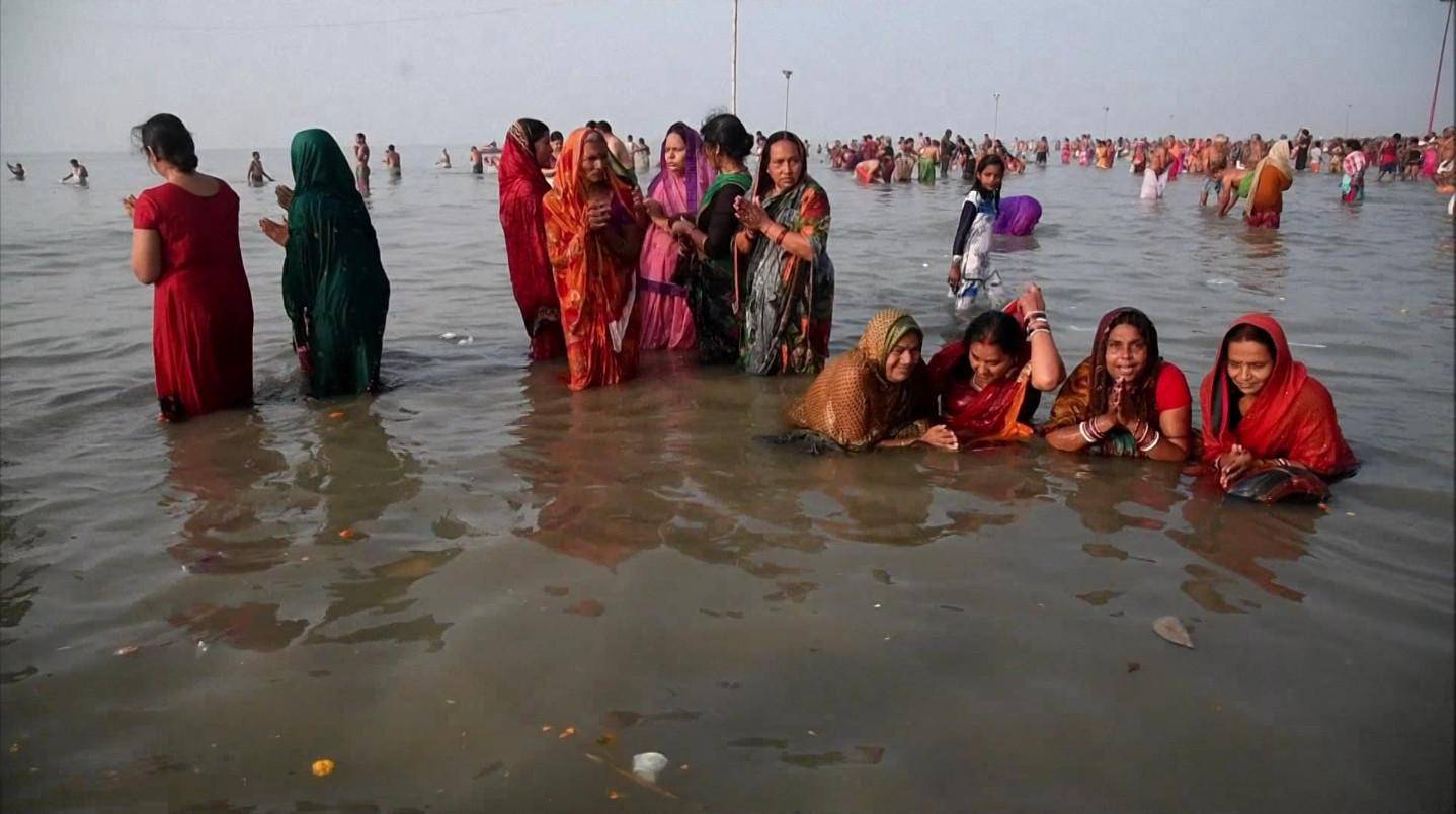 何弃疗单日新增26万同日200万人一起沐浴恒河