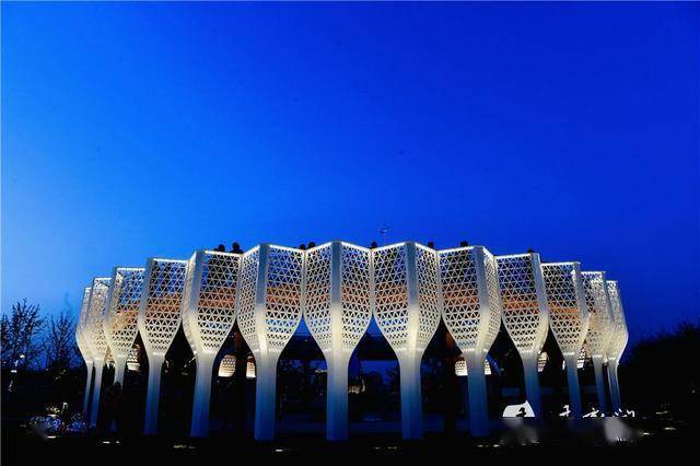 图说|酒都广场喷泉"炫"市民游客打卡"热"