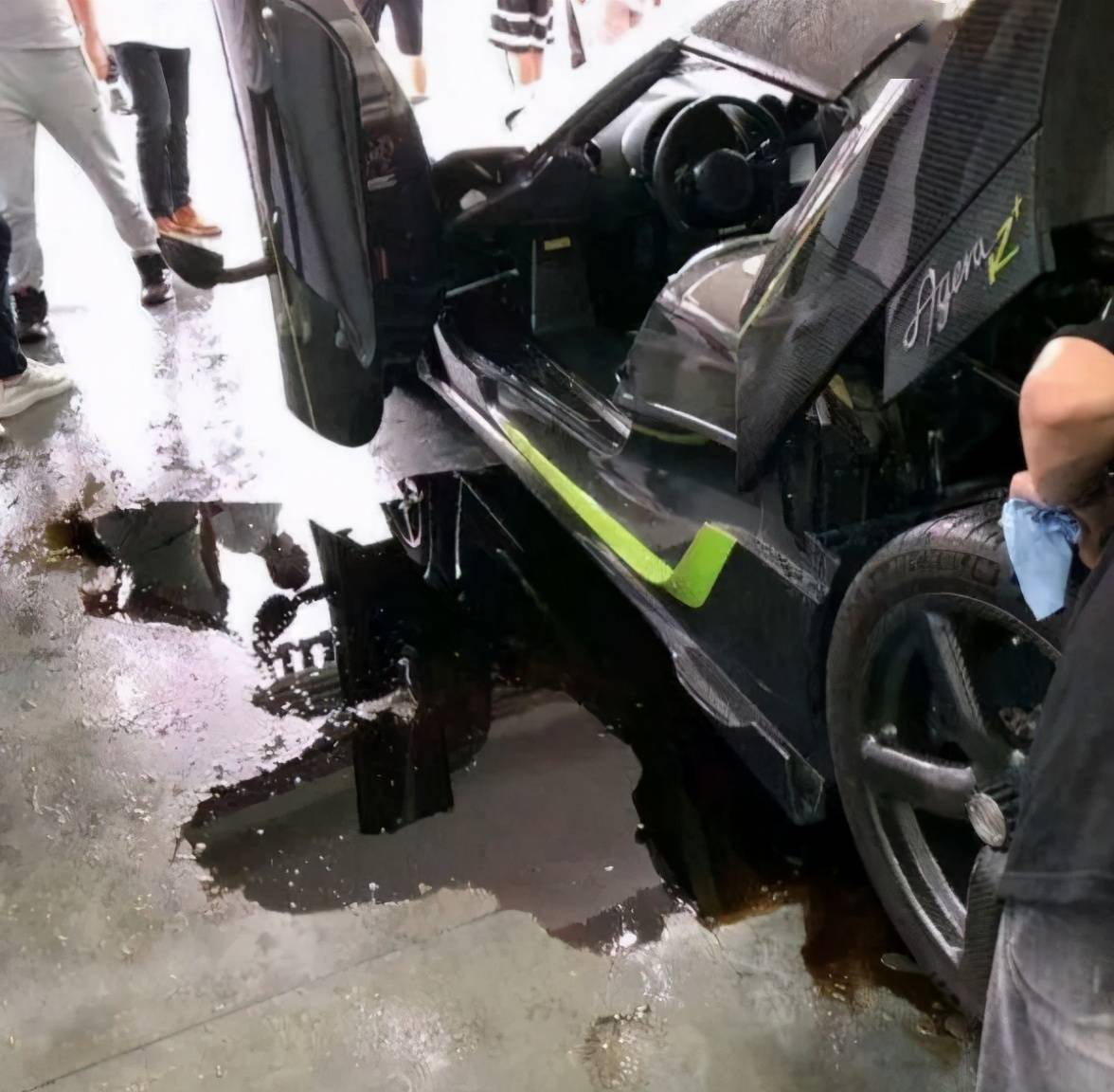 知名主播直播230码过弯出车祸千万神车面目全非了还要卖700万