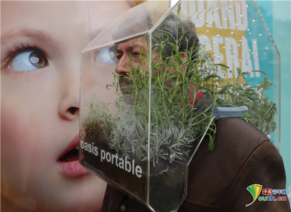 喧嚣|比利时艺术家打造“私人旅行泡泡” 头戴“绿洲”行走街头