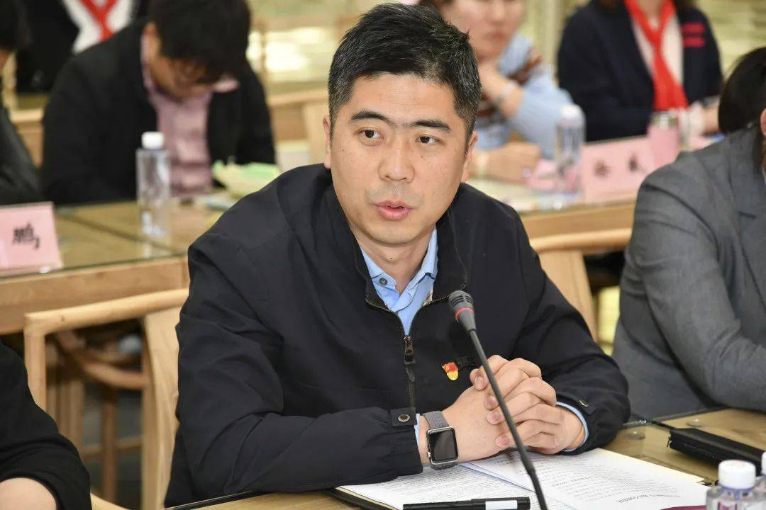 在交流座谈会上,海淀区民族小学书记,校长马万成介绍了学校基本情况